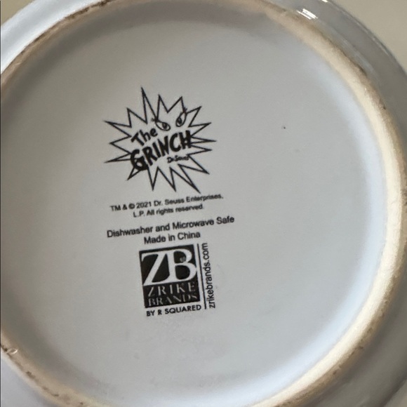 Grinch Themed Mixing Bowl with Black Handle - Picture 3 of 3